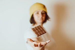 geheimtipp Augsburg Mädchen mit Schokoladentafel – ©Unsplash