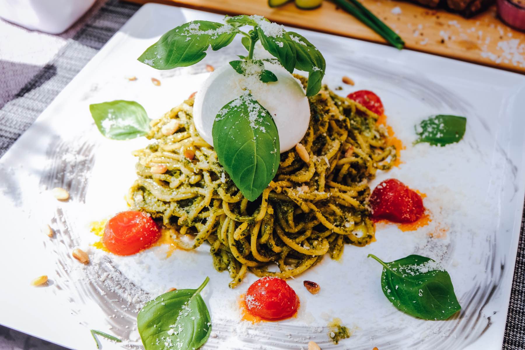 Spaghetti mit Pesto und Mozzarella