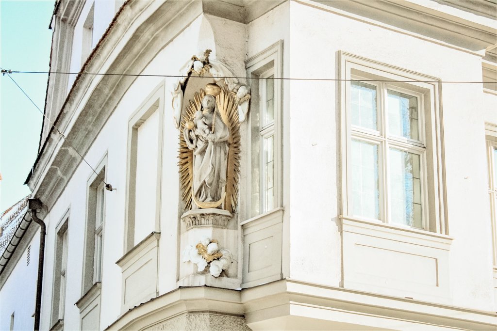 AUGSBURGER DETAILS Skulptur im Domviertel
