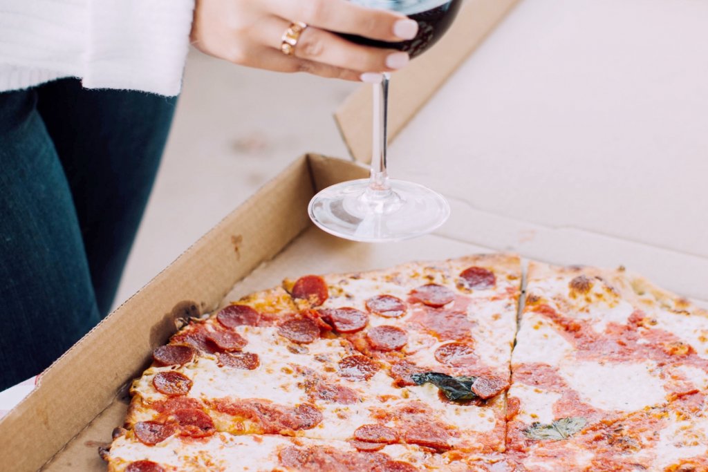 pizza to go pizza mit Karton – ©Unsplash