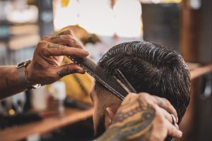 friseuren und barbershops barber beim schneiden – ©Unsplash