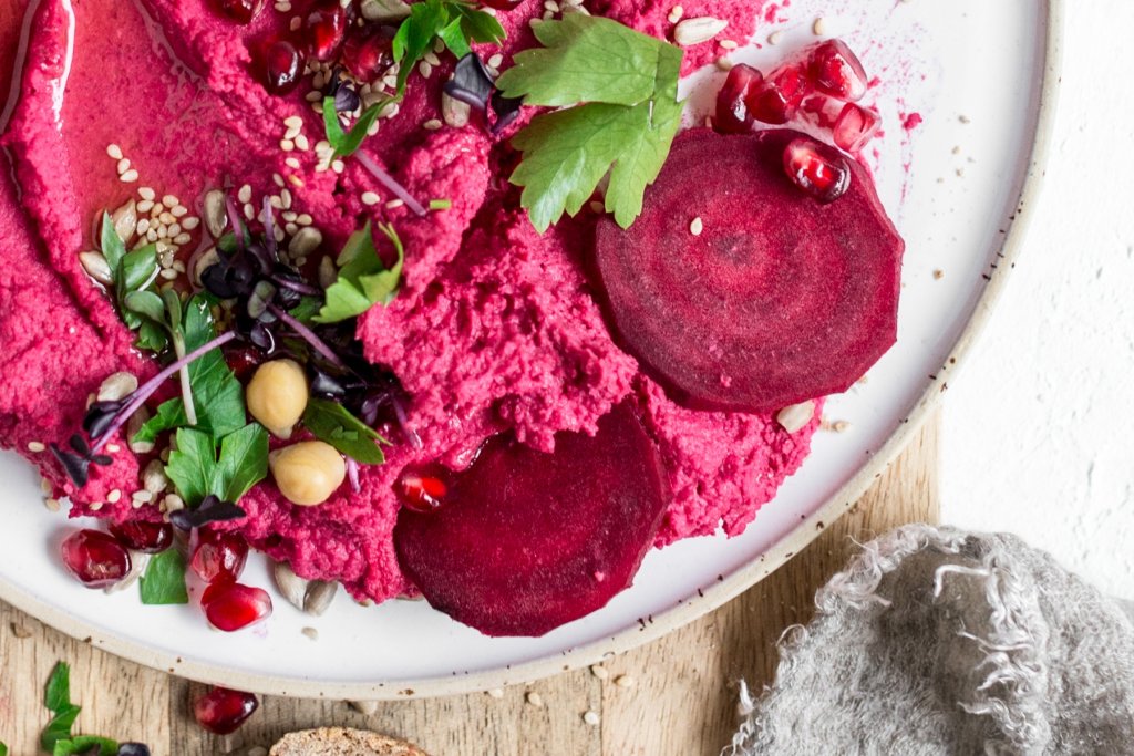 Farbenfrohes Rote Beete Hummus