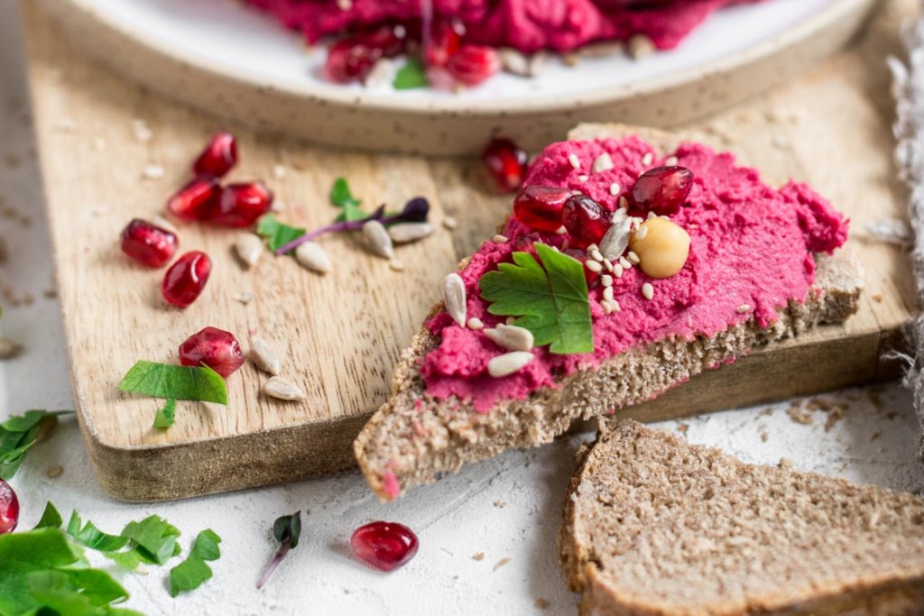 Farbenfrohes Rote Beete Hummus