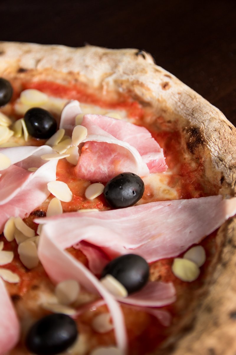 leckere Pizza mit Oliven und Champignon Studio Napoli