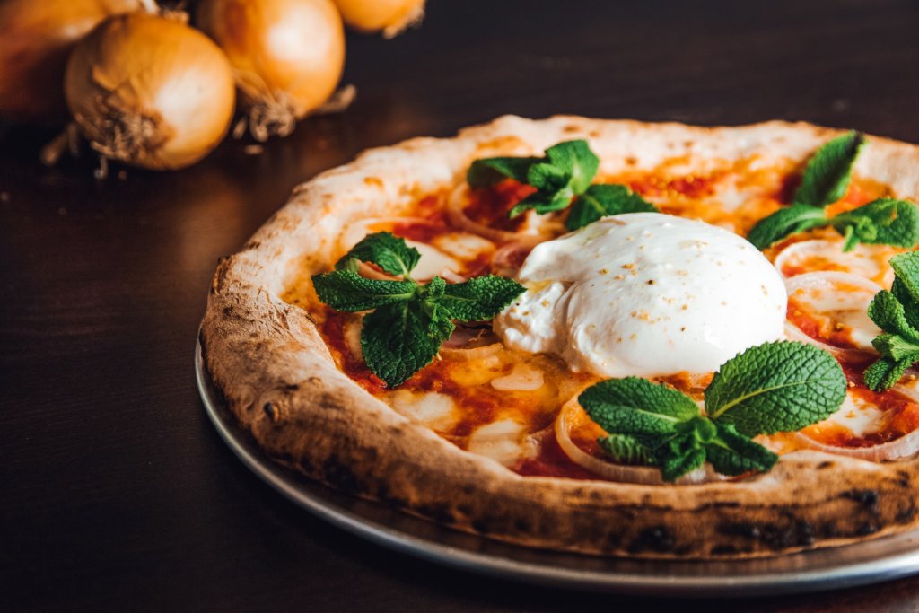 leckere Pizza mit mozzarella und frische zutaten Studio Napoli