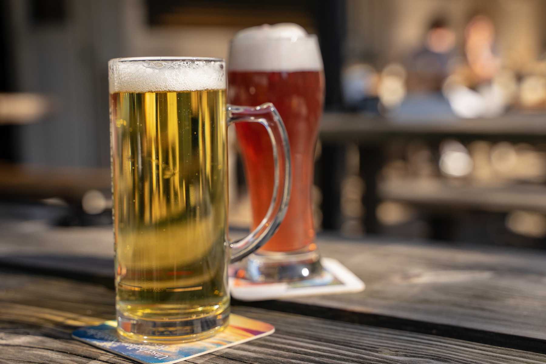 Bier Dunkel Und Hell Helles Biergarten