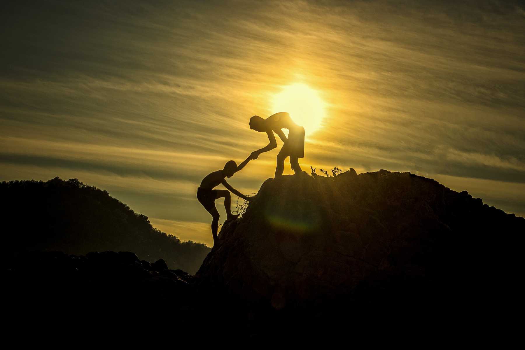 Sonnenuntergang Bergsteiger Hilfe Helfen Hochziehen Unterstützung