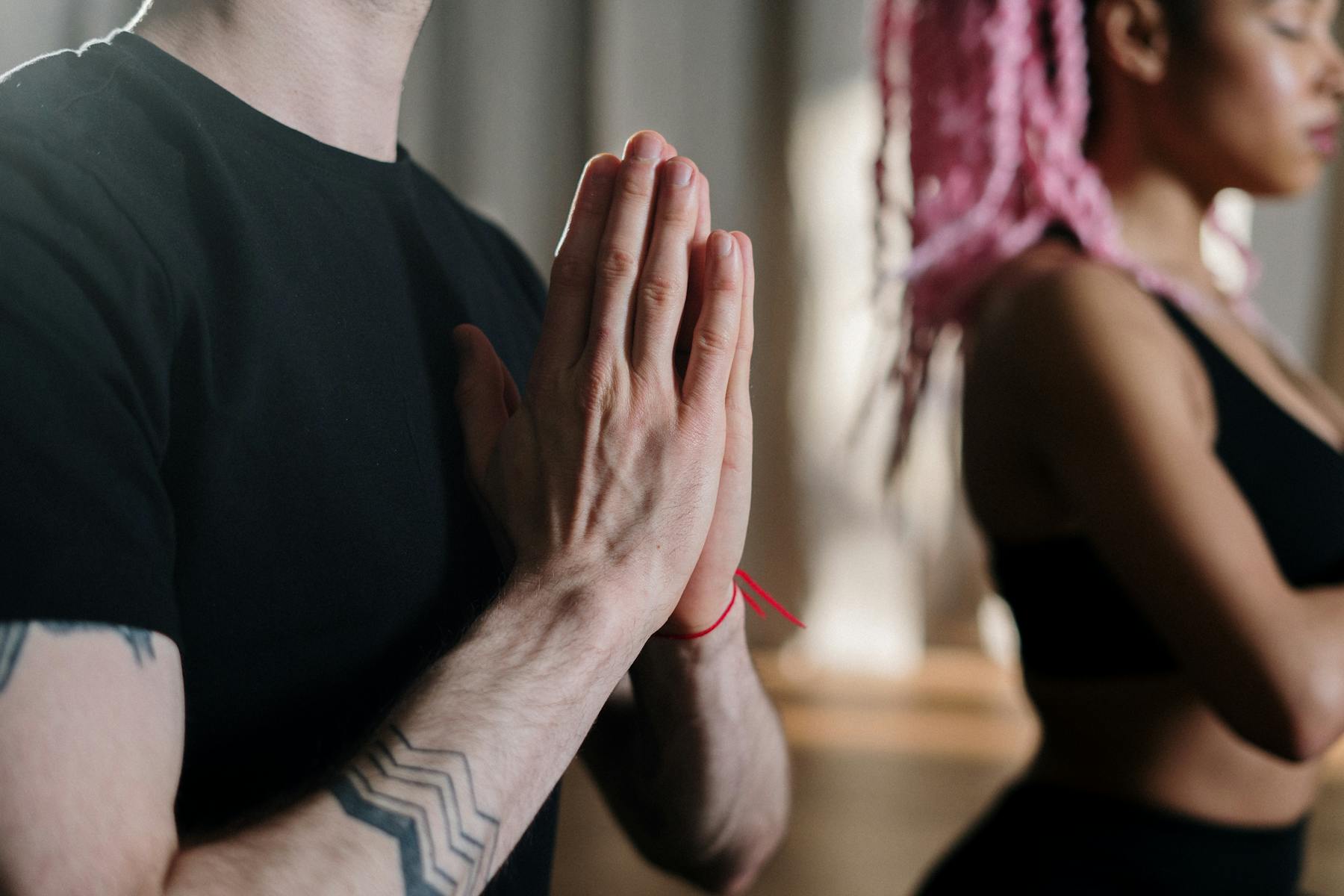 Yoga Mann Und Frau Hände Pexels